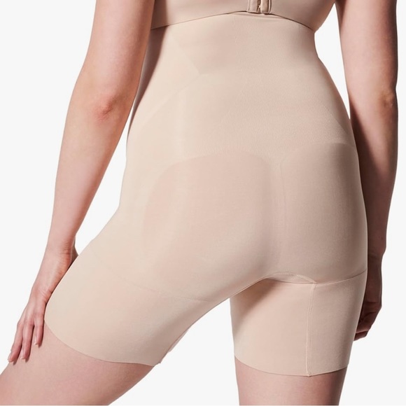 NWT SPANX Shapewear for Women Oncore High-Waisted Mid-Thigh Short - Picture 1 of 9